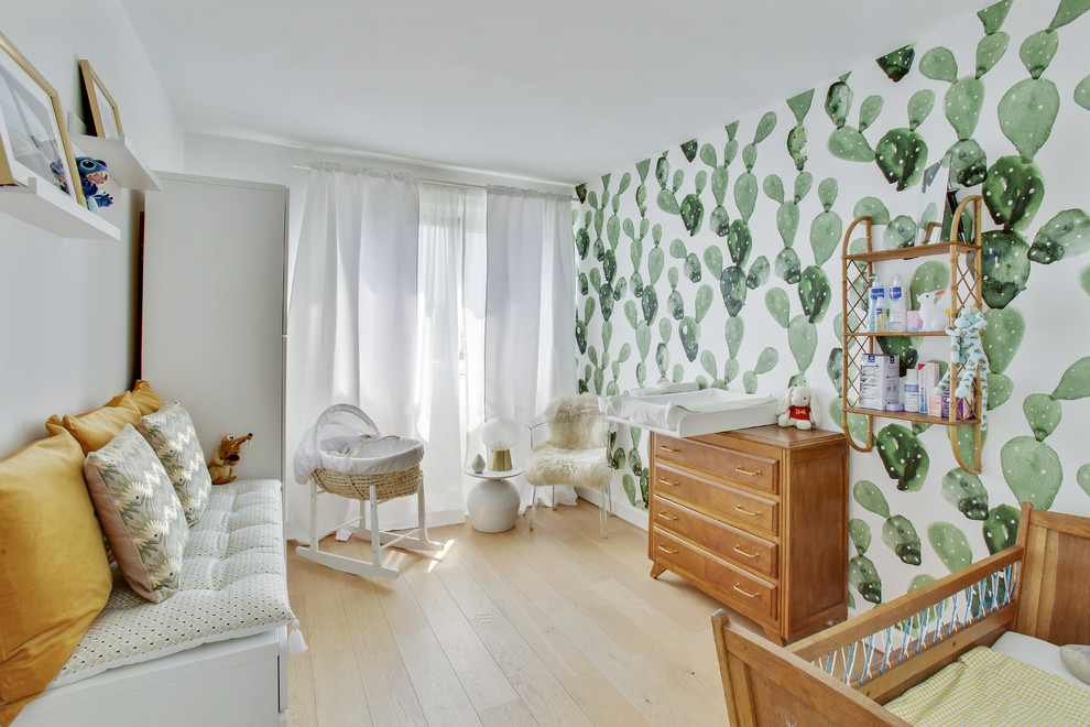 На фото: нейтральная комната для малыша в современном стиле с зелеными стенами, светлым паркетным полом и бежевым полом