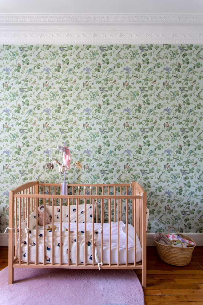 Imagen de habitación de bebé niña retro de tamaño medio con paredes beige y papel pintado