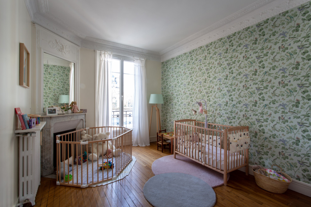 Diseño de habitación de bebé niña retro de tamaño medio con paredes blancas y papel pintado