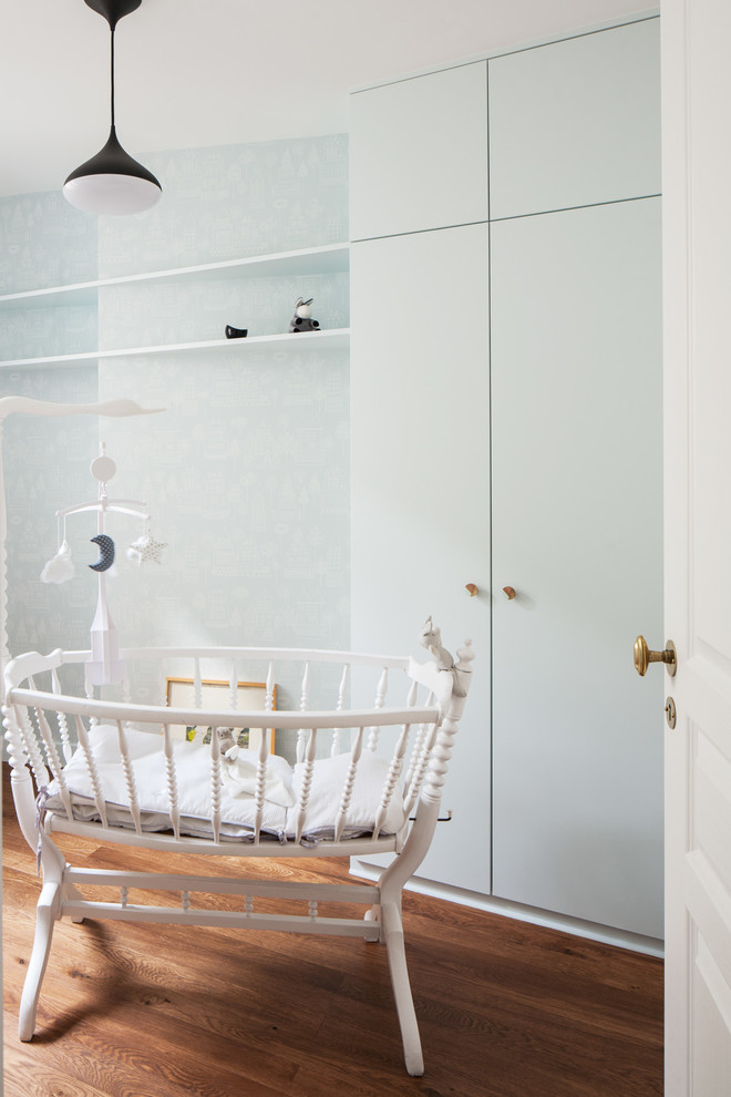 Свежая идея для дизайна: нейтральная комната для малыша среднего размера с синими стенами, паркетным полом среднего тона и коричневым полом - отличное фото интерьера