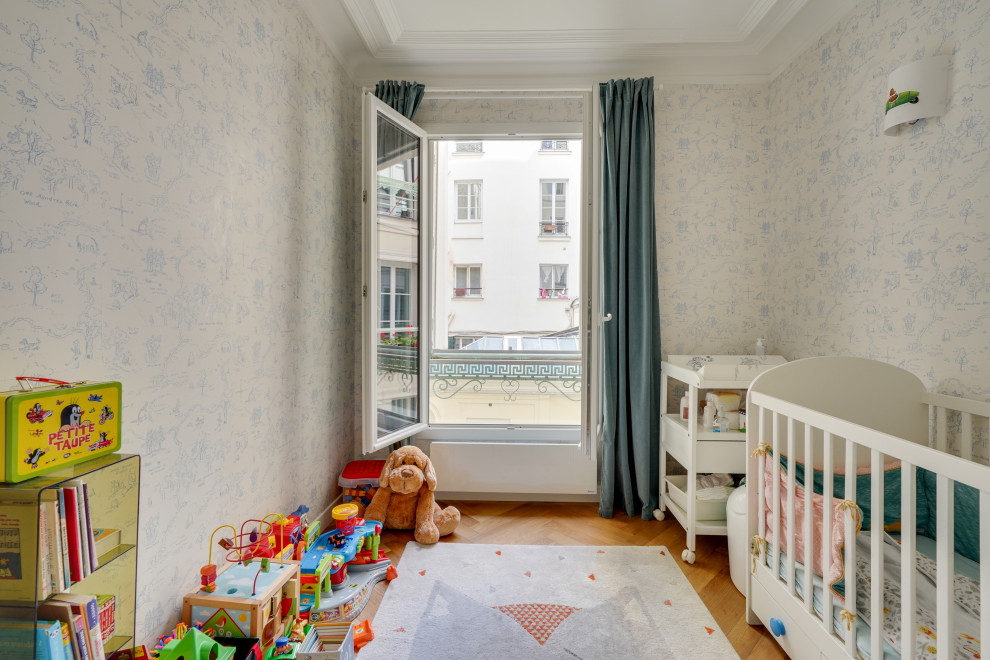Photo of a small eclectic nursery for boys in Paris.