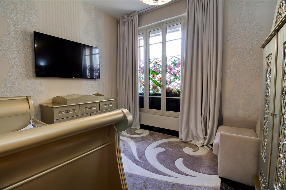Foto di una cameretta per neonati design con pareti beige, pavimento in marmo e pavimento nero