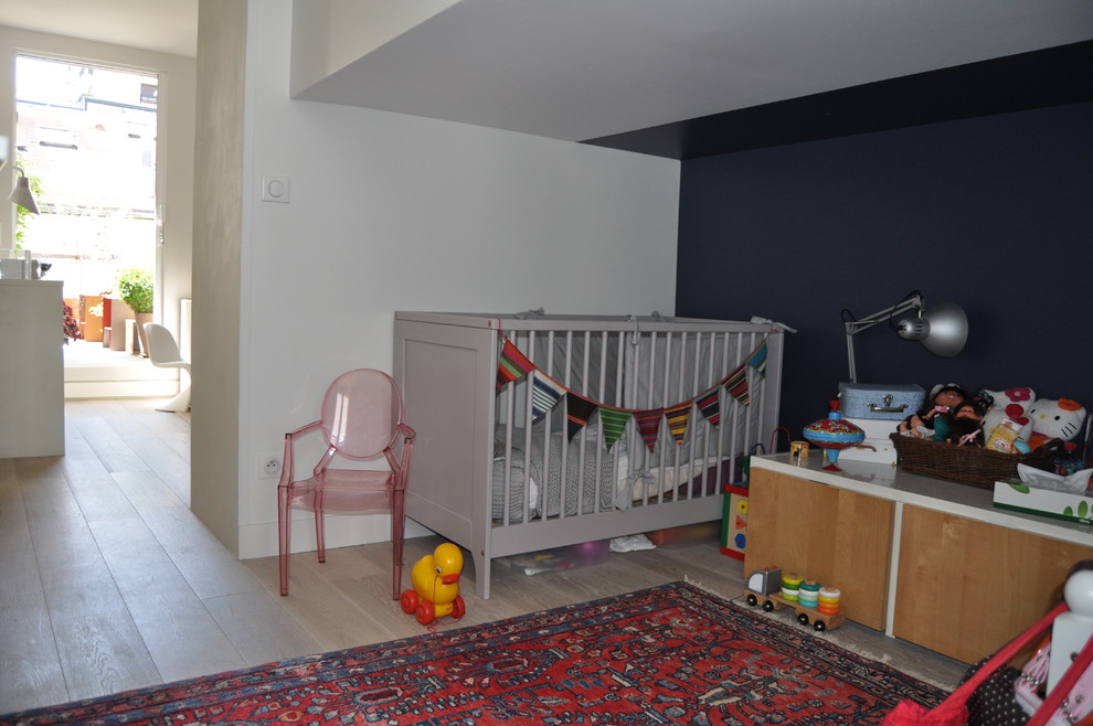 Cette photo montre une chambre de bébé éclectique.