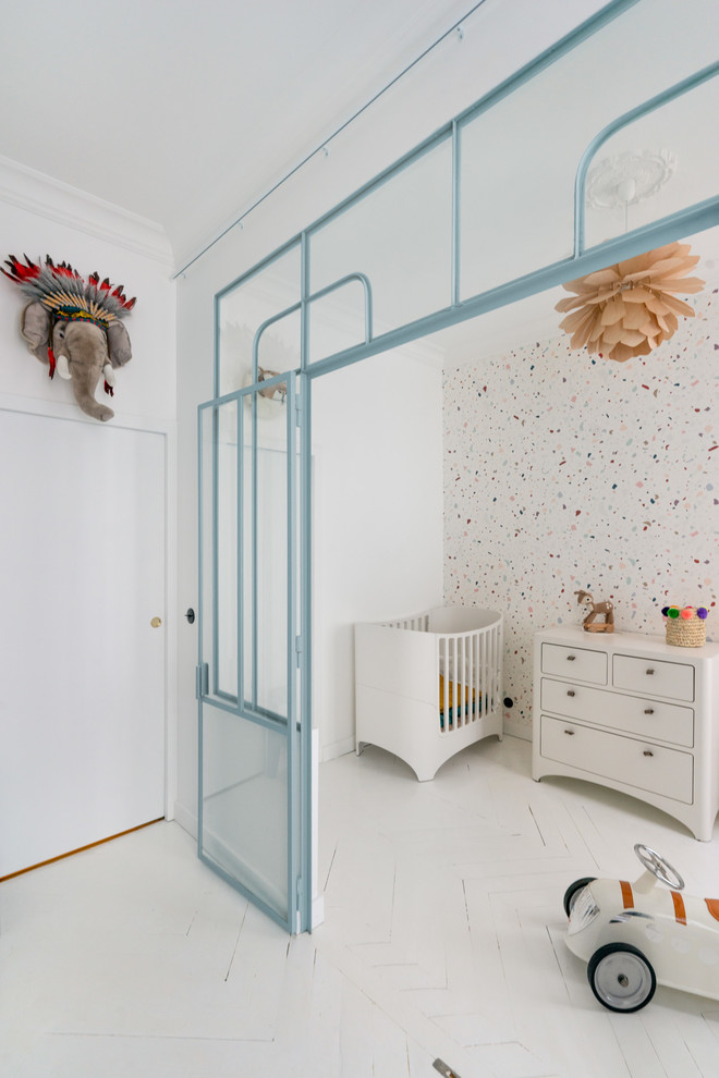 Idées déco pour une chambre de bébé neutre contemporaine avec un mur multicolore et un sol blanc.