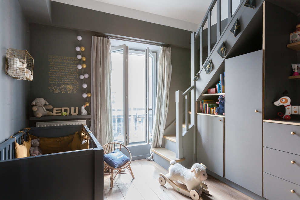 На фото: нейтральная комната для малыша среднего размера в современном стиле с серыми стенами, светлым паркетным полом и бежевым полом с