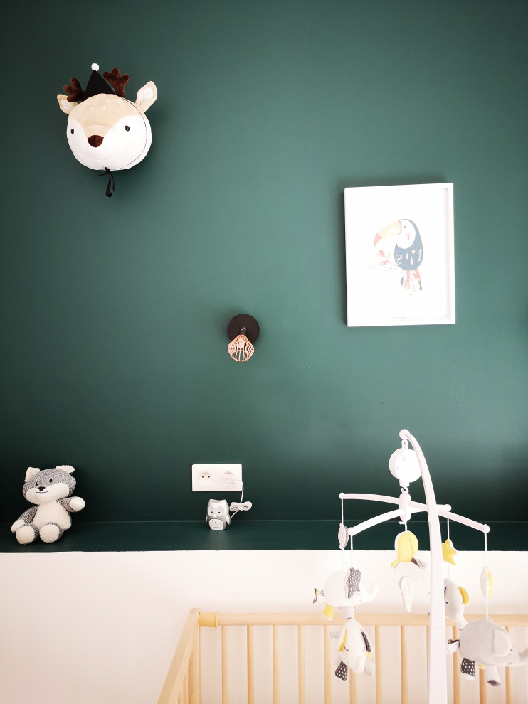 На фото: нейтральная комната для малыша в скандинавском стиле с зелеными стенами и полом из винила с