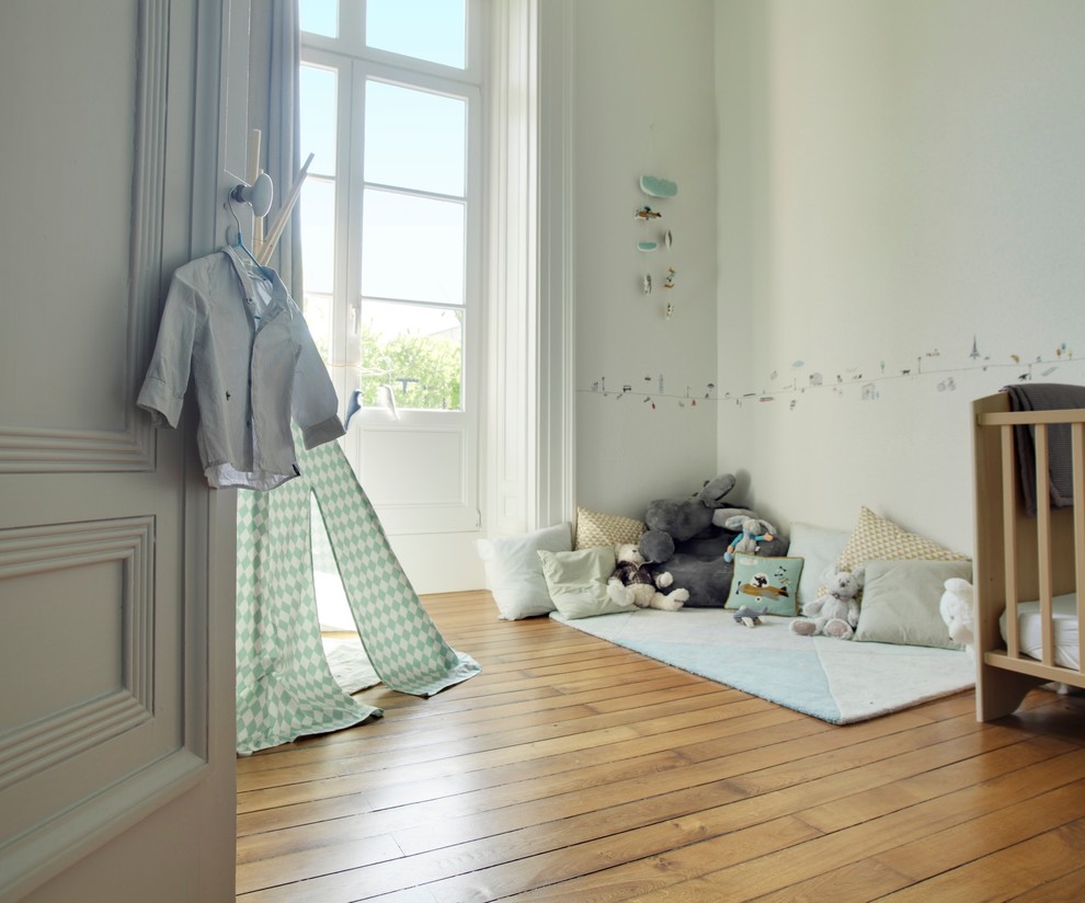 ディジョンにある中くらいな北欧スタイルのおしゃれな赤ちゃん部屋 (白い壁、無垢フローリング、男の子用) の写真