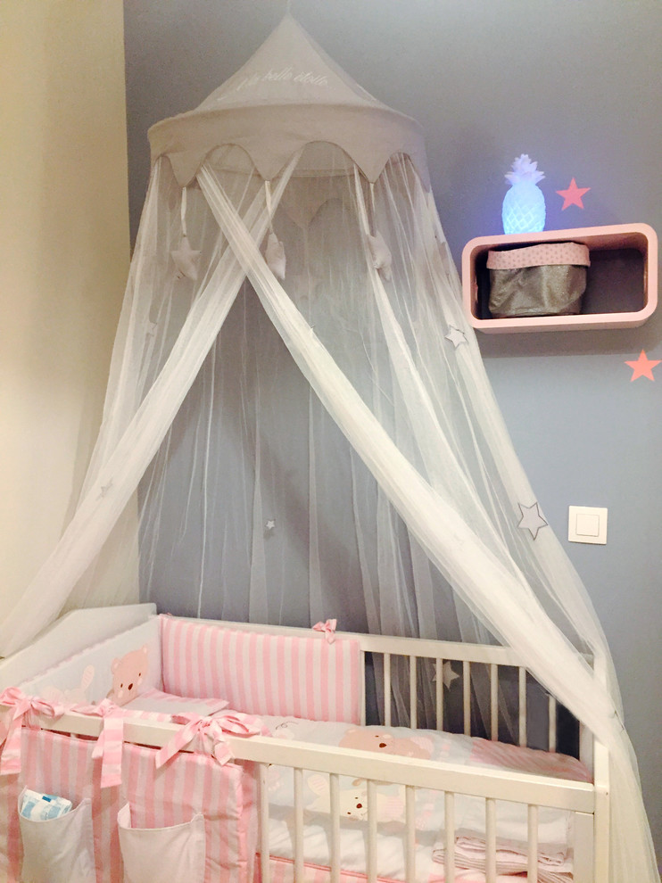 Réalisation d'une petite chambre de bébé fille nordique avec un mur bleu.