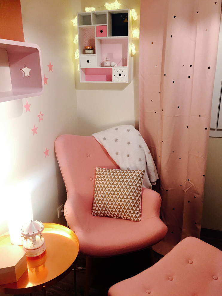 Immagine di una piccola cameretta per neonata scandinava con pareti beige