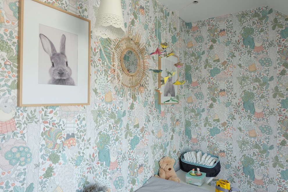 Idées déco pour une petite chambre de bébé neutre rétro avec un mur vert, un sol en bois brun et un sol marron.