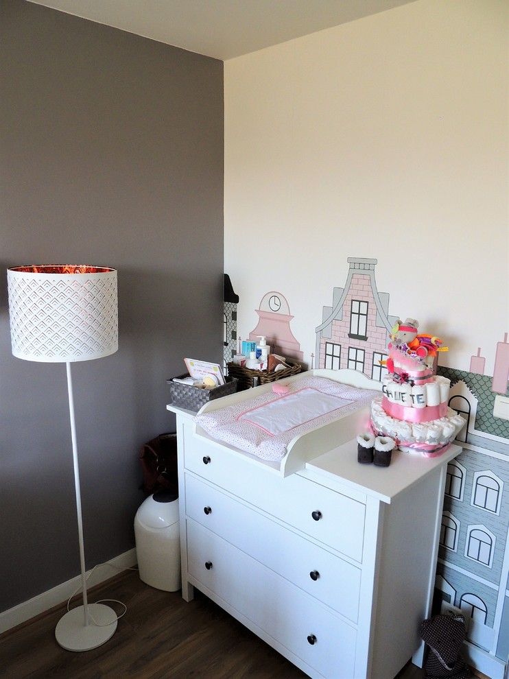 Idées déco pour une petite chambre de bébé fille romantique avec un mur gris, sol en stratifié et un sol marron.