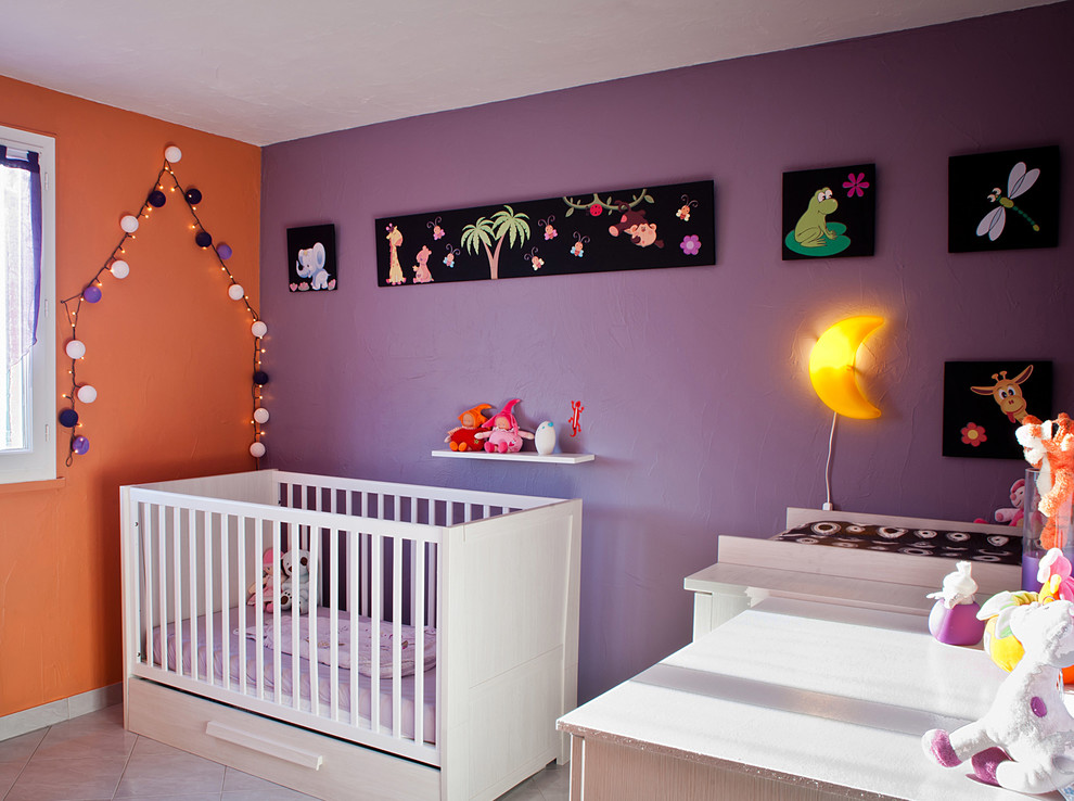 На фото: комната для малыша среднего размера в современном стиле с разноцветными стенами и полом из керамической плитки для девочки с