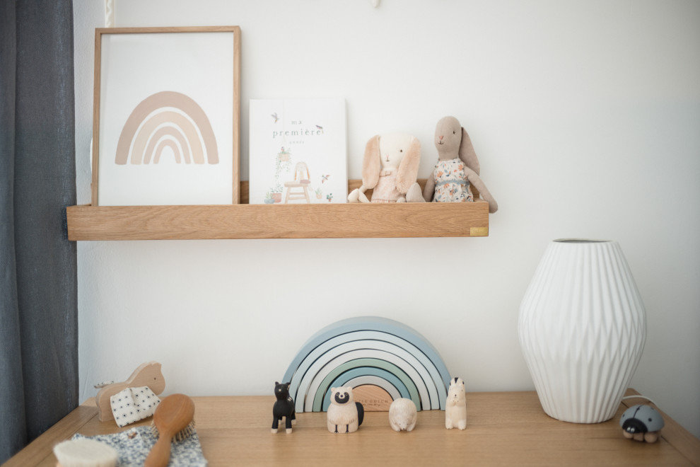 Réalisation d'une petite chambre de bébé fille champêtre avec un mur bleu, parquet clair, un sol beige, un plafond en lambris de bois et du papier peint.