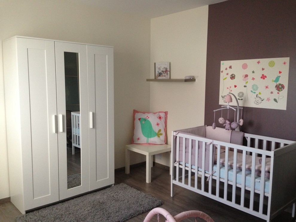 Exemple d'une chambre de bébé moderne.