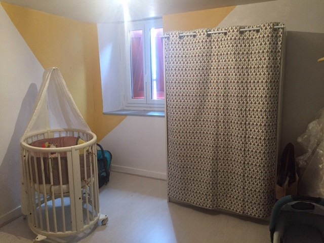 Cette image montre une chambre de bébé neutre design de taille moyenne avec un mur blanc et sol en stratifié.