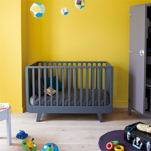 Cette image montre une chambre de bébé neutre design.