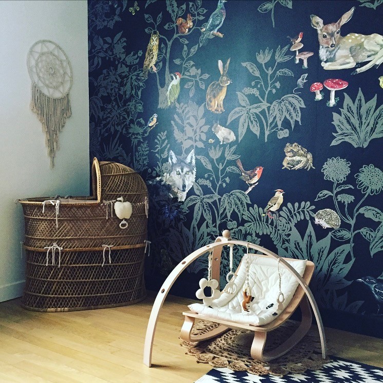 他の地域にあるお手頃価格の小さな北欧スタイルのおしゃれな赤ちゃん部屋 (黒い壁、淡色無垢フローリング、男女兼用) の写真