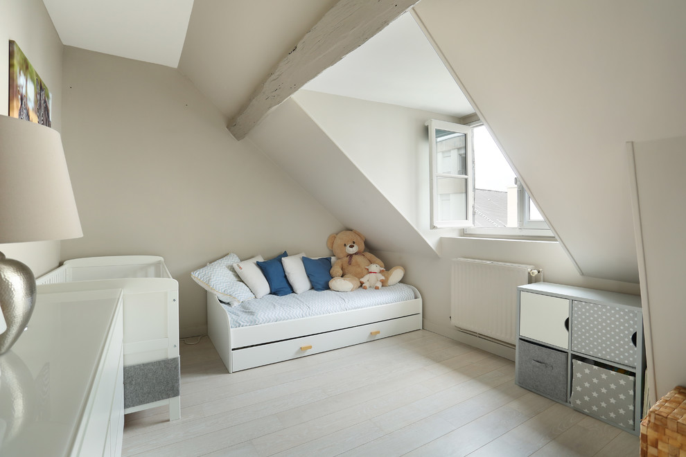 Aménagement d'une petite chambre de bébé neutre scandinave avec un mur beige, parquet clair et un sol blanc.