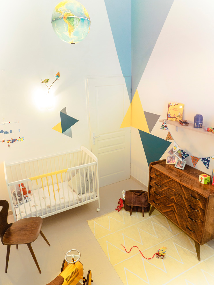 Ejemplo de habitación de bebé neutra retro con suelo beige