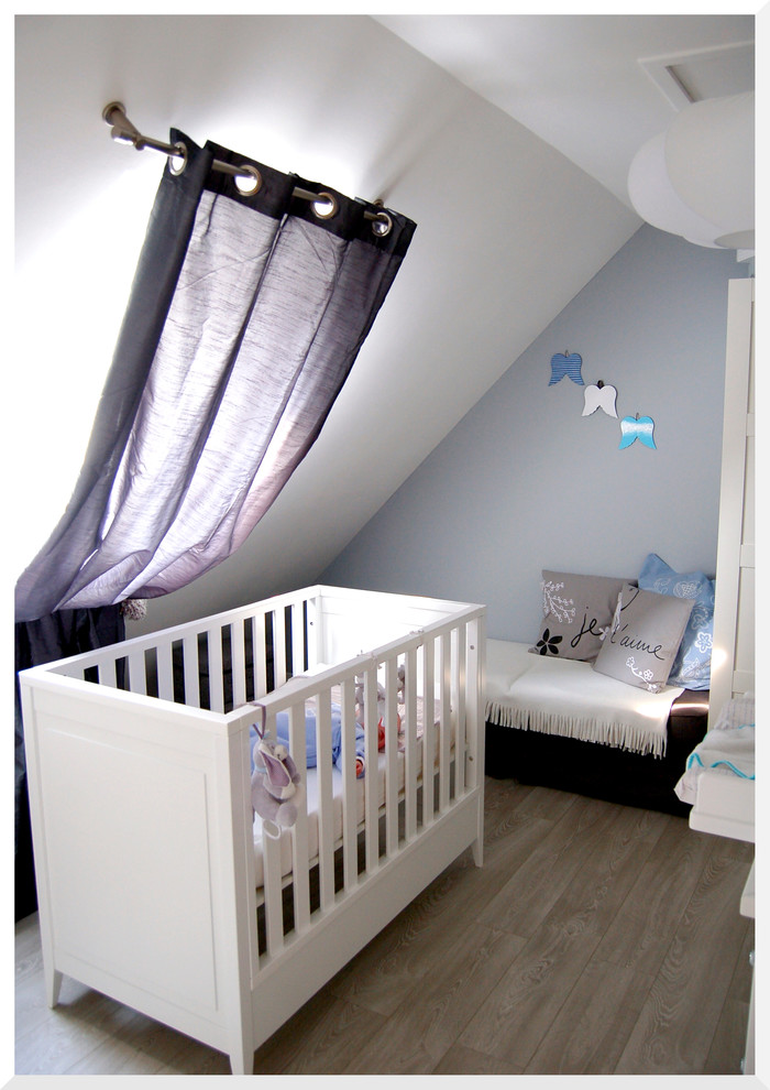 Kleines Modernes Babyzimmer mit grauer Wandfarbe, Laminat und grauem Boden in Paris