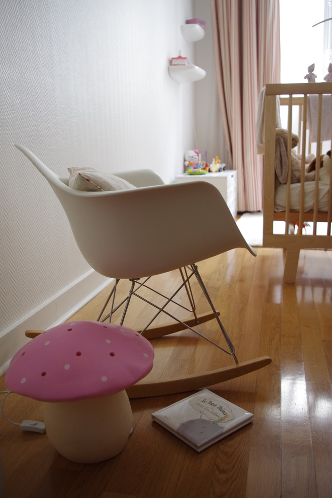 Стильный дизайн: комната для малыша среднего размера в современном стиле с бежевыми стенами, светлым паркетным полом и бежевым полом для девочки - последний тренд