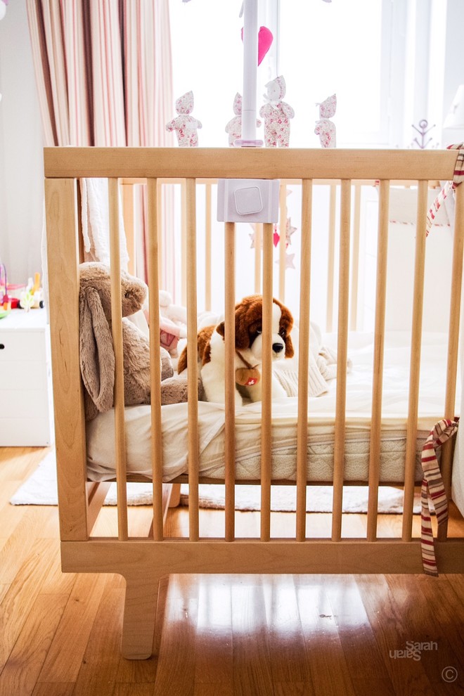Mittelgroßes Modernes Babyzimmer mit beiger Wandfarbe, hellem Holzboden und beigem Boden in Sonstige