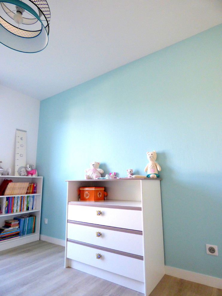 Mittelgroßes, Neutrales Modernes Babyzimmer mit blauer Wandfarbe, Vinylboden und beigem Boden in Sonstige