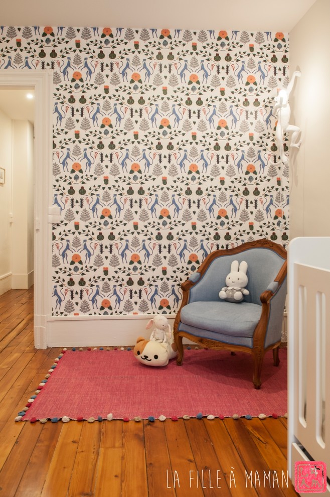 Пример оригинального дизайна: комната для малыша среднего размера в современном стиле с белыми стенами и светлым паркетным полом для девочки