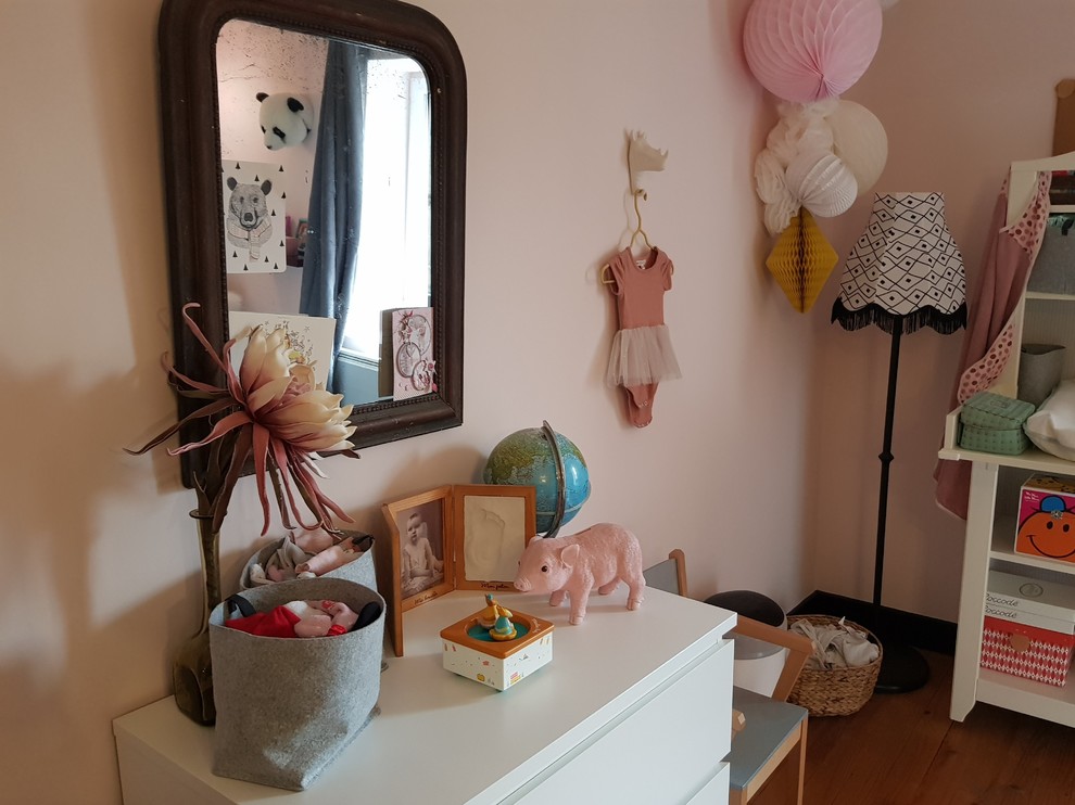 Idee per una grande cameretta per neonata eclettica con pareti rosa, parquet chiaro e pavimento beige