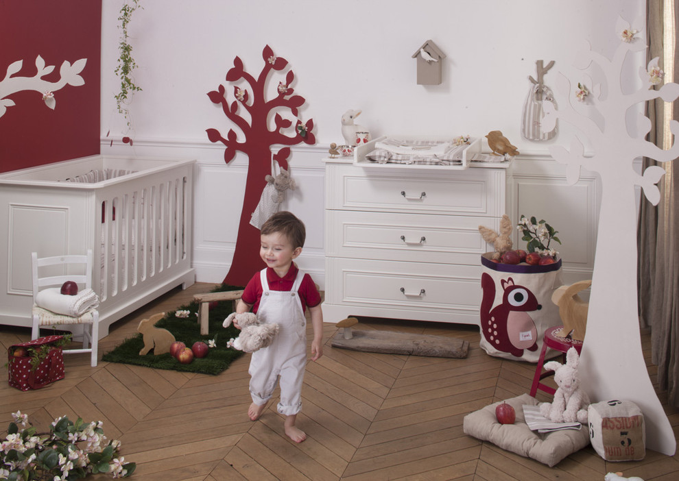 На фото: комната для малыша в современном стиле с