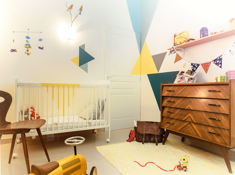 На фото: маленькая нейтральная комната для малыша в стиле ретро для на участке и в саду