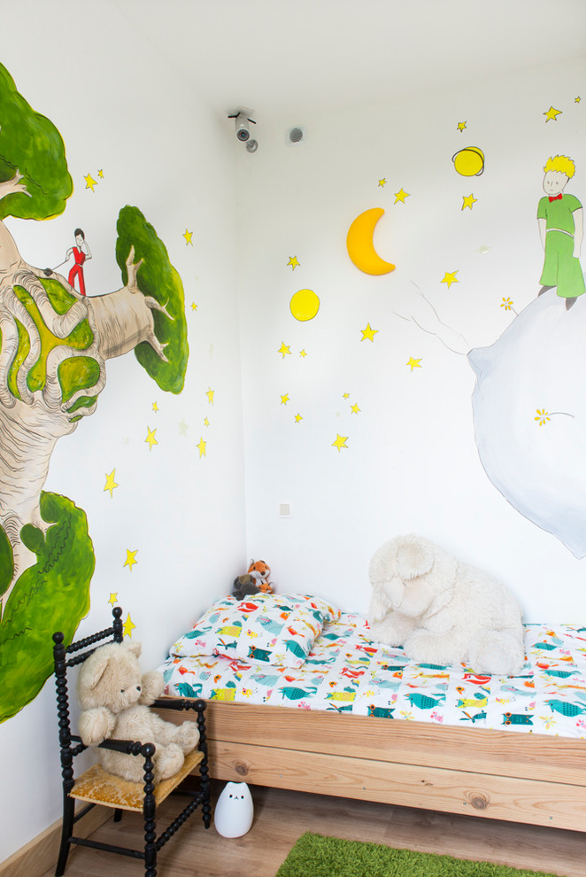 Kleines Eklektisches Babyzimmer mit weißer Wandfarbe, hellem Holzboden und beigem Boden in Sonstige