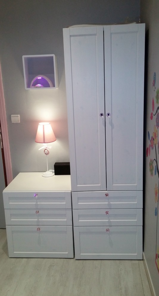 Small classic nursery for girls in Marseille with grey walls and grey floors.