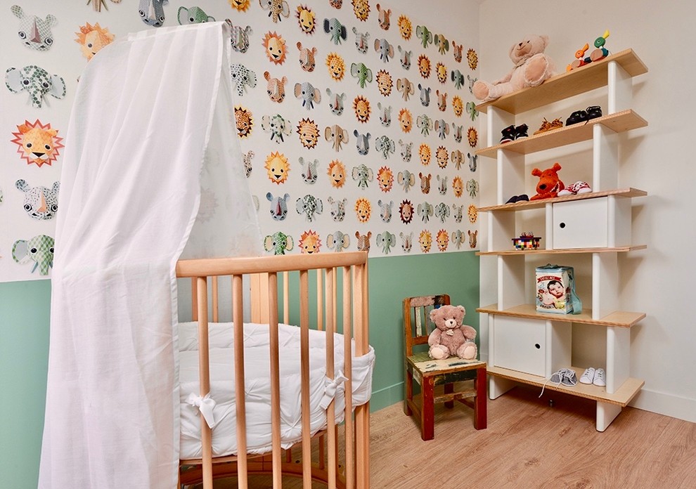 パリにある低価格の小さなコンテンポラリースタイルのおしゃれな赤ちゃん部屋 (白い壁、淡色無垢フローリング、男女兼用、ベージュの床) の写真