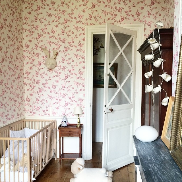 パリにあるカントリー風のおしゃれな赤ちゃん部屋の写真