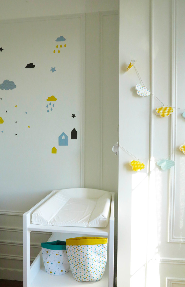 Idées déco pour une chambre de bébé contemporaine.