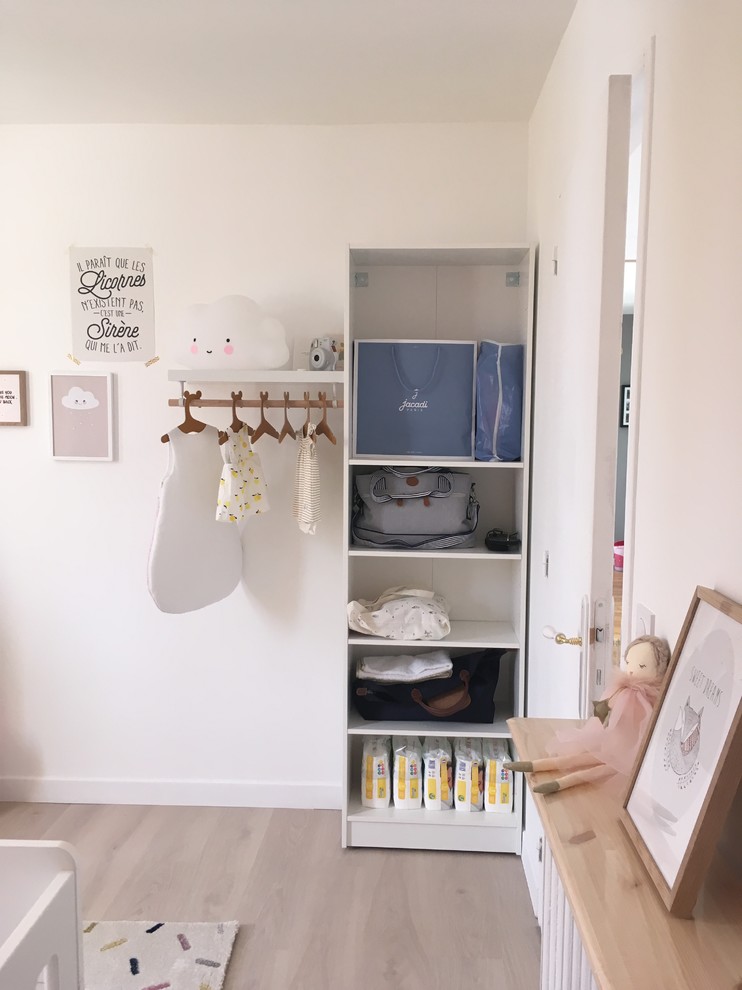 Idée de décoration pour une chambre de bébé fille nordique de taille moyenne.