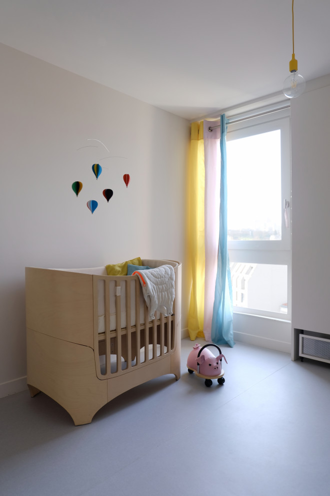 Aménagement d'une chambre de bébé neutre contemporaine de taille moyenne avec un mur beige, un sol en linoléum et un sol gris.