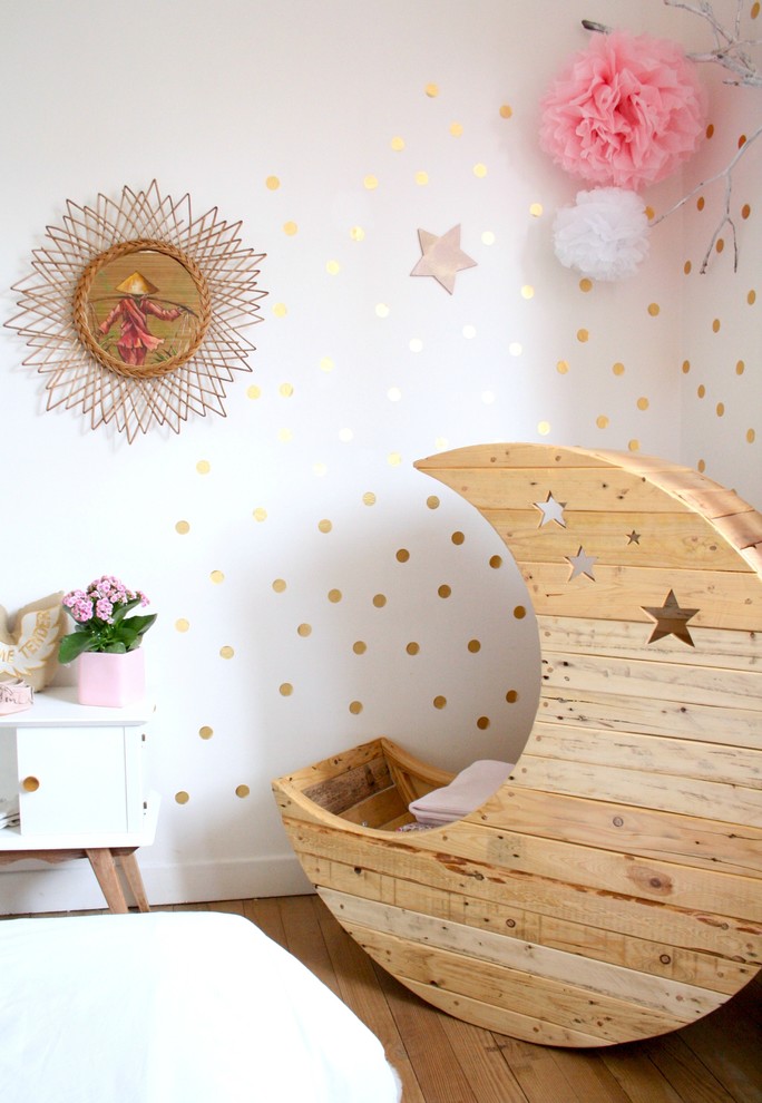 Пример оригинального дизайна: комната для малыша в стиле неоклассика (современная классика) с белыми стенами и паркетным полом среднего тона для девочки