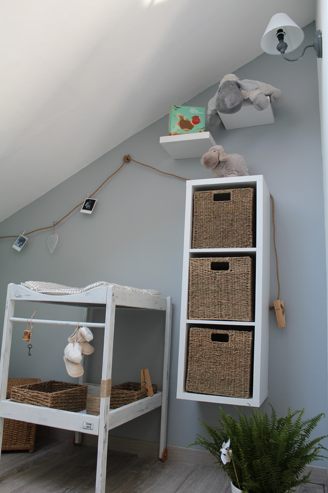 リールにあるお手頃価格の小さなカントリー風のおしゃれな赤ちゃん部屋 (マルチカラーの壁、淡色無垢フローリング、男女兼用) の写真