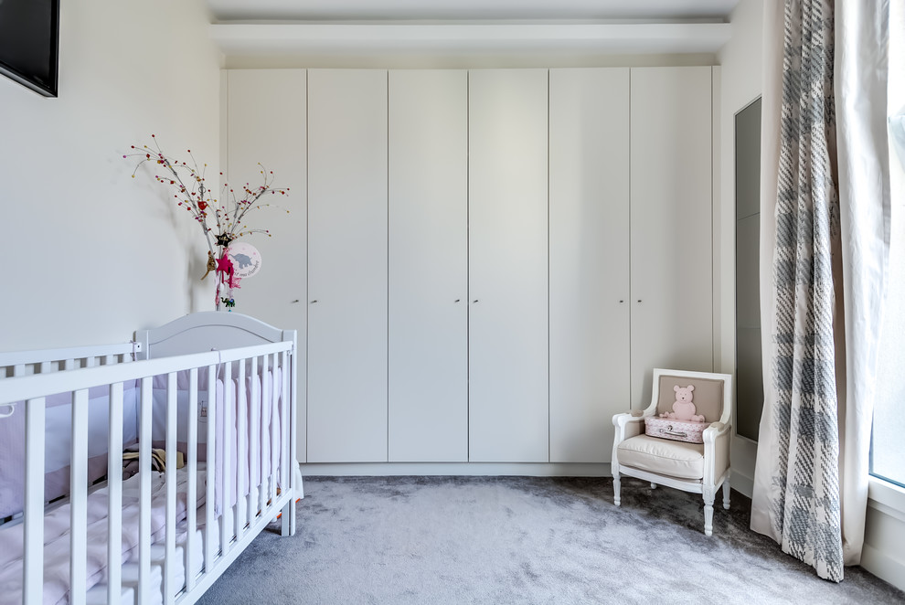 Пример оригинального дизайна: нейтральная комната для малыша среднего размера в современном стиле с белыми стенами, ковровым покрытием и серым полом
