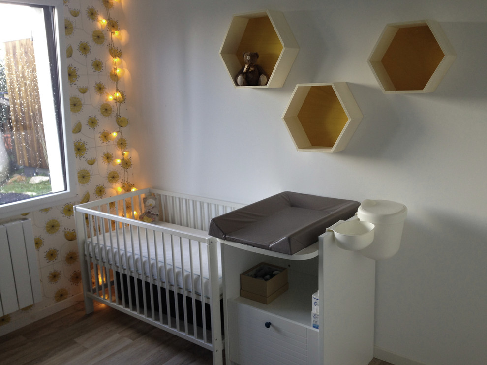 Modelo de habitación de bebé neutra minimalista pequeña con suelo de linóleo, suelo beige y paredes azules