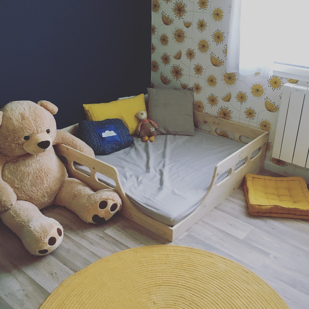 Inspiration pour une petite chambre de bébé neutre minimaliste avec un mur bleu, un sol en linoléum et un sol beige.