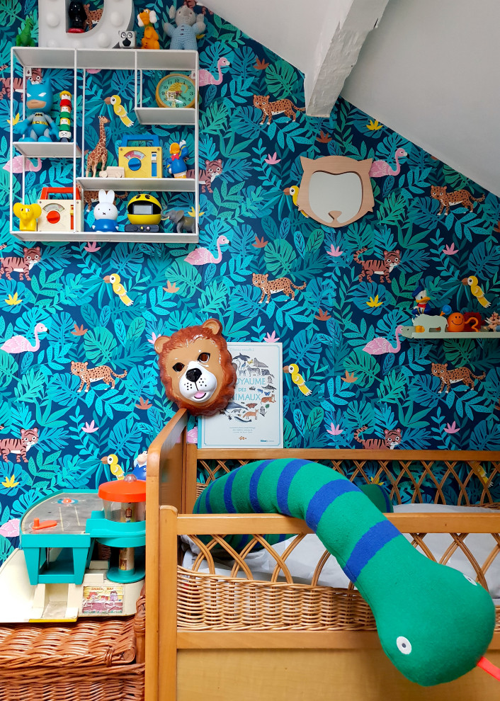 Immagine di una cameretta per neonato contemporanea di medie dimensioni con pareti multicolore