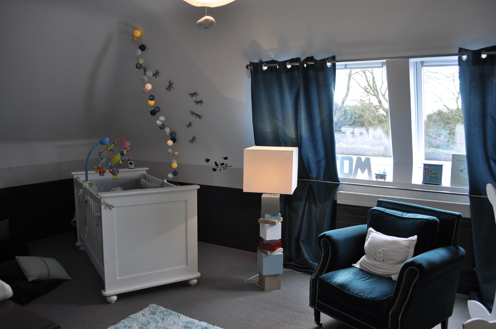Источник вдохновения для домашнего уюта: нейтральная комната для малыша среднего размера в стиле фьюжн с серыми стенами