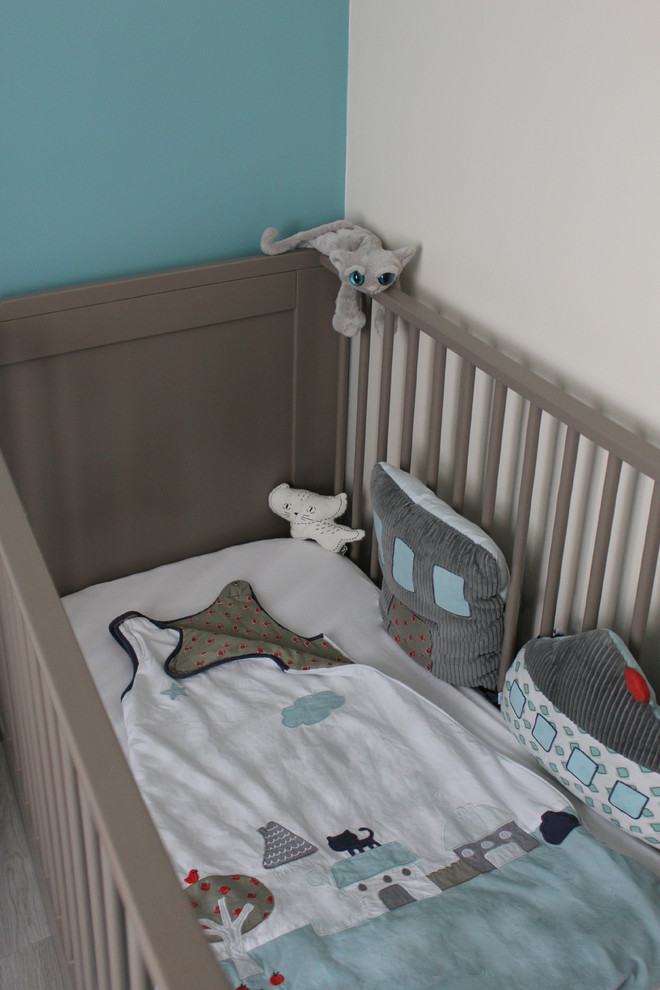 Стильный дизайн: маленькая комната для малыша в современном стиле с бежевыми стенами и светлым паркетным полом для на участке и в саду, мальчика - последний тренд