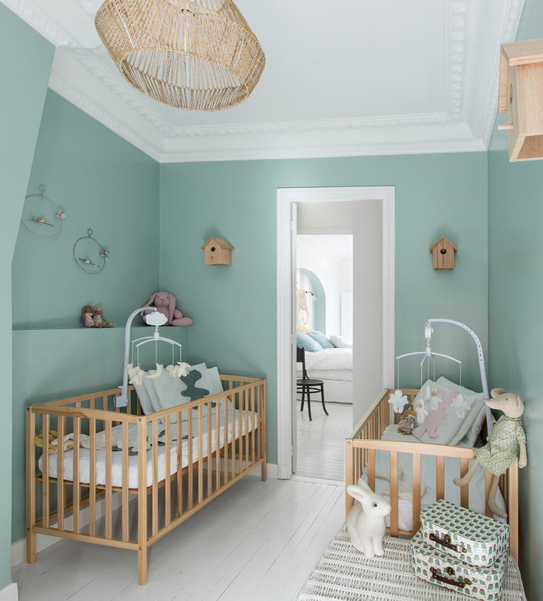 Inspiration pour une chambre de bébé neutre traditionnelle de taille moyenne avec un mur bleu et parquet peint.
