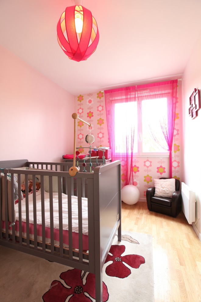 Foto på ett mellanstort vintage babyrum, med rosa väggar, ljust trägolv och beiget golv