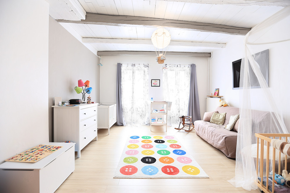 На фото: большая нейтральная комната для малыша в скандинавском стиле с бежевыми стенами, светлым паркетным полом и бежевым полом с