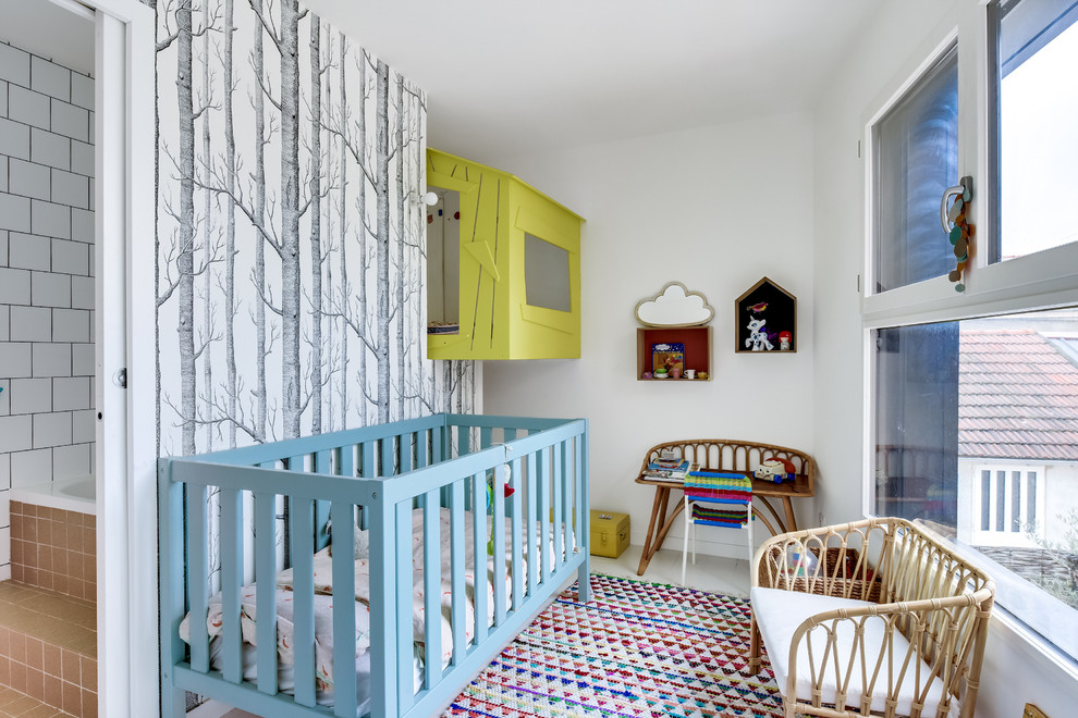 Exemple d'une chambre de bébé neutre tendance avec un mur blanc.